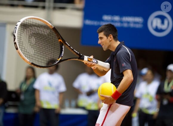 Novak Djokovic a séduit la foule avec son humour lors d'un match exhibition à Rio de Janeiro en compagnie de Gustavo Kuerten, le 17 novembre 2012