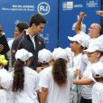 Novak Djokovic a passé quelques jours à Rio en compagnie de Gustavo Kuerten, entre match exhibition et inauguration de courts de tennis dans les Favelas, le 17 novembre 2012