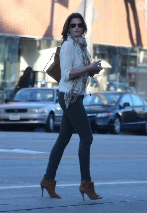 Cindy Crawford dans les rues de Los Angeles le 20 novembre 2012. Photo exclusive.