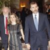 La princesse Letizia d'Espagne, très glamour dans une robe noire jouant la transparence, accompagnait le prince Felipe lors de la remise du 29e Prix de Journalisme Francisco Cerecedo au Canadien Michael Ignatieff, le 20 novembre 2012, au Ritz de Madrid.