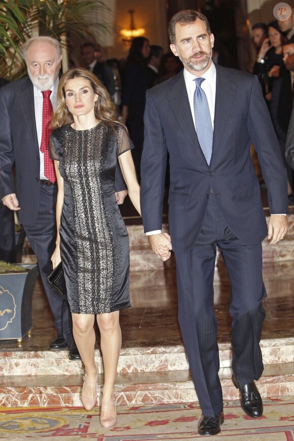 La princesse Letizia d'Espagne, très glamour dans une robe noire jouant la transparence, accompagnait le prince Felipe lors de la remise du 29e Prix de Journalisme Francisco Cerecedo au Canadien Michael Ignatieff, le 20 novembre 2012, au Ritz de Madrid.