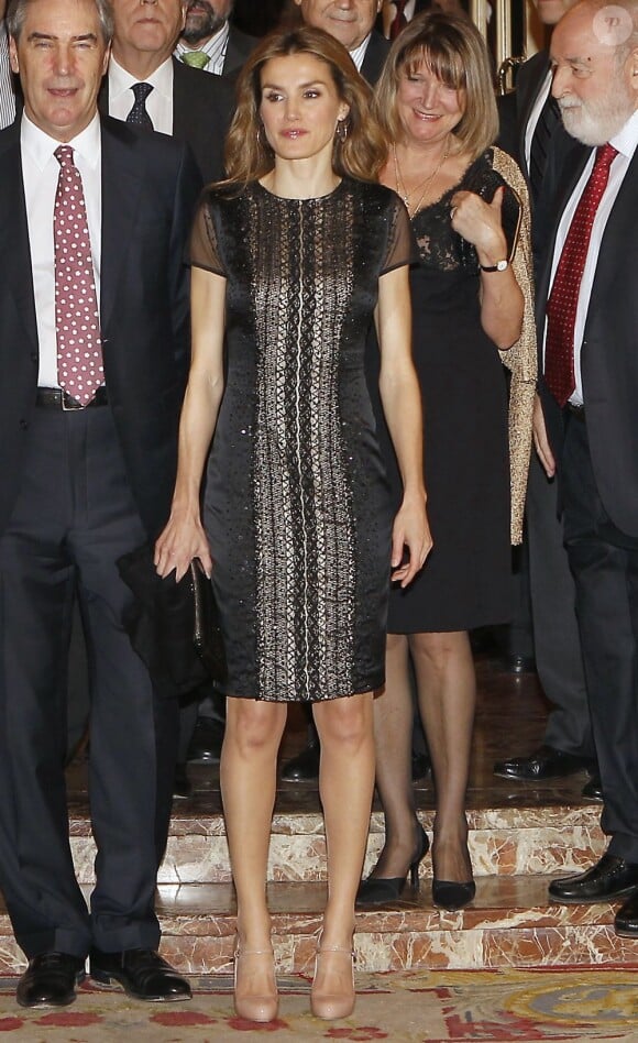 La princesse Letizia d'Espagne, ravissante dans une robe noire jouant la transparence, accompagnait le prince Felipe lors de la remise du 29e Prix de Journalisme Francisco Cerecedo au Canadien Michael Ignatieff, le 20 novembre 2012, au Ritz de Madrid.