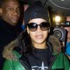 Rihanna, sans maquillage, retrouve la presse et ses fans dans son Boeing 777 avant d'atterrir à Newark dans l'État du New Jersey. Le 20 novembre 2012.