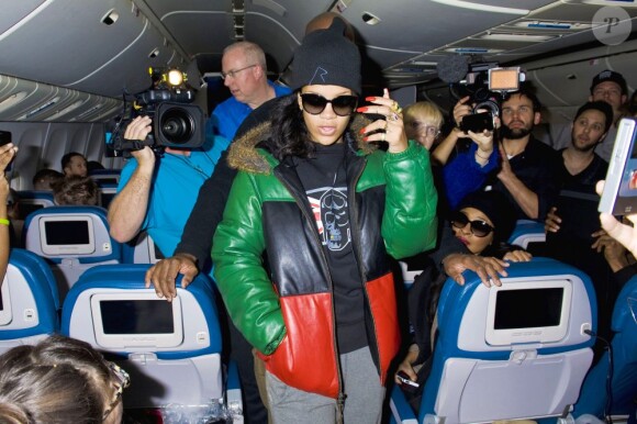 Rihanna, détendue dans son Boeing 777, au dernier jour de sa 777 Tour. Le 20 novembre 2012.