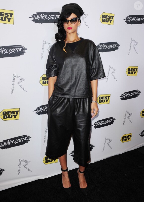 Rihanna, tout de noir et de cuir vêtue avec un ensemble Damir Doma et des souliers Manolo Blahnik, arrive au Best Buy Theater à New York pour rencontrer ses fans. Le 20 novembre 2012.