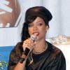 Rihanna, très en beauté pour rencontrer ses fans au Best Buy Theater à célébrer la sortie de son septième album, Unapologetic. New York, le 20 novembre 2012.