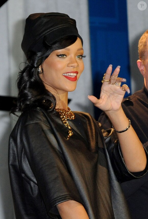 Rihanna, radieuse pour rencontrer ses fans new-yorkais au Best Buy Theater et célébrer la sortie de son nouvel album, Unapologetic. New York, le 20 novembre 2012.