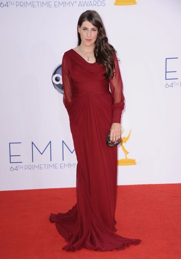 Mayim Bialik lors des 64e Emmy Awards à Los Angeles le 23 septembre 2012.