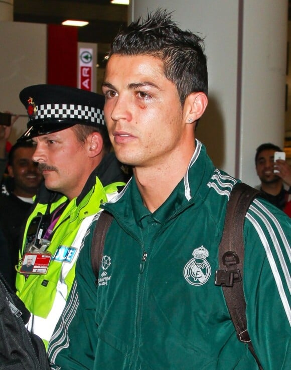 Cristiano Ronaldo l'oeil en bouillie lors de son arrivée à Manchester le 20 Novembre 2012 pour disputer un match de Ligue des champions face aux Citizens