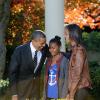 Barack, Sasha et Malia Obama dans les jardins de la Maison Blanche pour la présentation de la dinde nationale de Thanksgiving. Le 21 novembre 2012