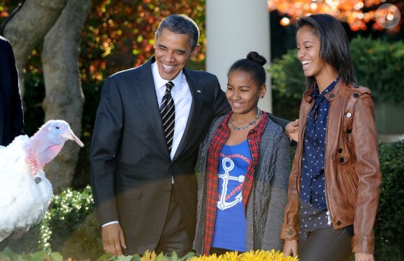 Barack, Sasha et Malia Obama dans les jardins de la Maison Blanche pour la présentation de la dinde nationale de Thanksgiving qui a été graciée. Le 21 novembre 2012
