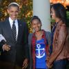 Barack, Sasha et Malia Obama dans les jardins de la Maison Blanche pour la présentation de la dinde nationale de Thanksgiving. Le 21 novembre 2012