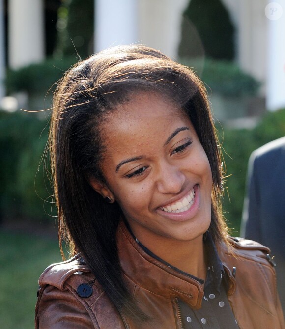 La ravissante Malia Obama dans les jardins de la Maison Blanche pour la présentation de la dinde nationale de Thanksgiving. Le 21 novembre 2012