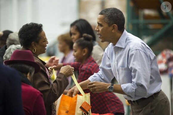 Barack, Michelle, Sasha et Malia Obama distribuent de la nourriture pour Thanksgiving le 21 novembre 2012