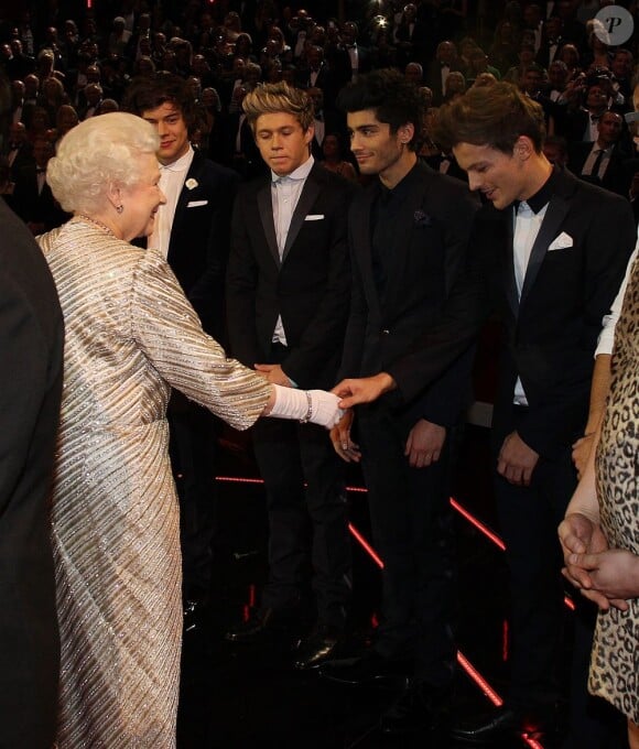 Les One Direction et la reine Elizabeth II à Londres le 19 novembre 2012.