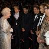 Elizabeth II félicite les One Direction lors de la soirée du 100e gala du Royal Variety au Royal Albert Hall, à Londres, le 19 novembre 2012.