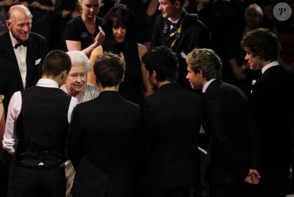 Les One Direction reçus par la reine Elizabeth II à Londres le 19 novembre 2012.
