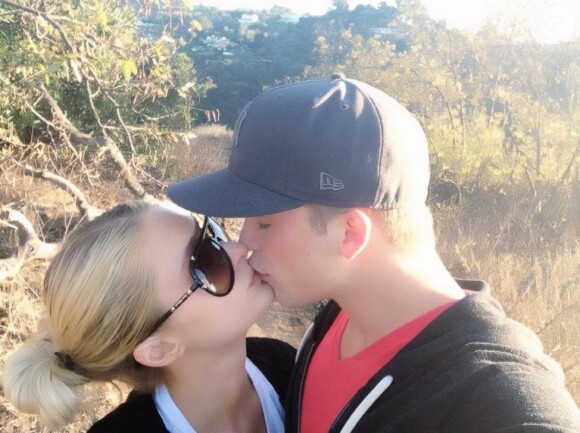 Paris Hilton et son amoureux River Viiperi s'embrassent au cours d'une balade en montagne. Le 21 novembre 2012.