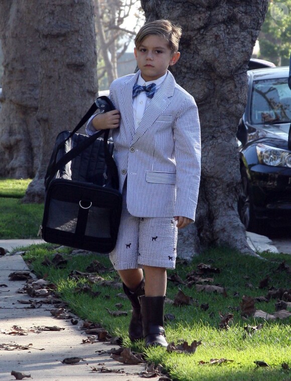 Kingston (six ans), stylé dans un costume short et des bottes marron, arrive chez ses grands-parents pour célébrer Thanksgiving. Los Angeles, le 22 novembre 2012.