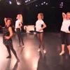 Amel Bent et les danseuses du Lido lors des répétitions pour Danse avec les stars 3 sur TF1