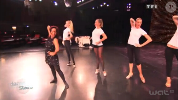 Amel Bent et les danseuses du Lido lors des répétitions pour Danse avec les stars 3 sur TF1