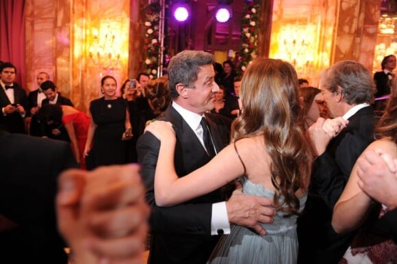 Sylvester Stallone et sa fille Sophia lors de leur danse au Bal des débutantes à Paris à l'hôtel de Crillon le 24 novembre 2012.