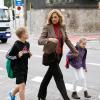 L'infante Cristina d'Espagne et ses enfants Miguel et Irene sur le chemin de l'école le 22 novembre 2012.