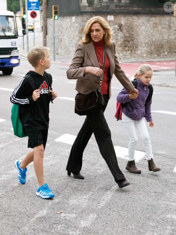 L'infante Cristina d'Espagne et ses enfants Miguel et Irene sur le chemin de l'école le 22 novembre 2012.