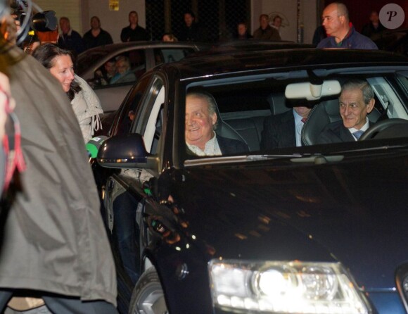 Le roi Juan Carlos Ier lors de son arrivée à l'hôpital Quiron San José de Madrid le 23 novembre pour son opération d'une hanche.