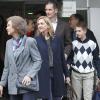 Iñaki Urdangarin est resté bien abrité derrière Sofia et Cristina... L'infante Cristina d'Espagne et son mari Iñaki Urdangarin, condamnés à la discrétion par le procès qui attend le gendre du roi dans l'affaire Noos, ont toutefois affronté le 25 novembre 2012 les médias avec leur fils aîné Juan Valentin et en compagnie de la reine Sofia d'Espagne pour rendre visite à Juan Carlos Ier à l'hôpital Quiron San José de Madrid, après son opération d'une hanche.