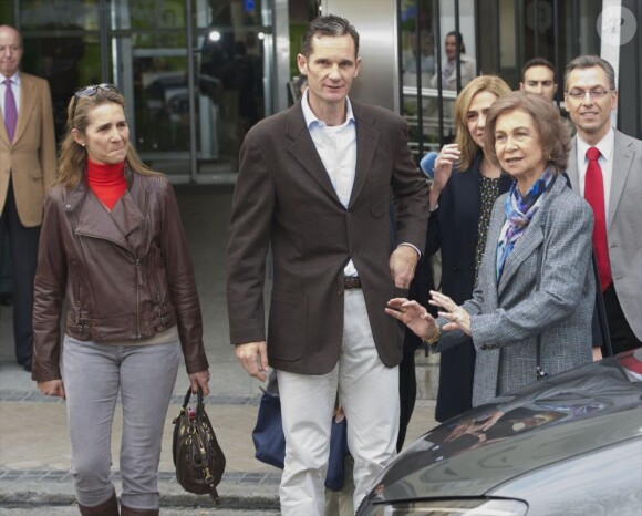 La princesse Cristina d'Espagne et son mari Iñaki Urdangarin, condamnés à la discrétion par le procès qui attend le gendre du roi dans l'affaire Noos, ont toutefois affronté le 25 novembre 2012 les médias avec leur fils aîné Juan Valentin et en compagnie de la reine Sofia d'Espagne pour rendre visite à Juan Carlos Ier à l'hôpital Quiron San José de Madrid, après son opération d'une hanche.