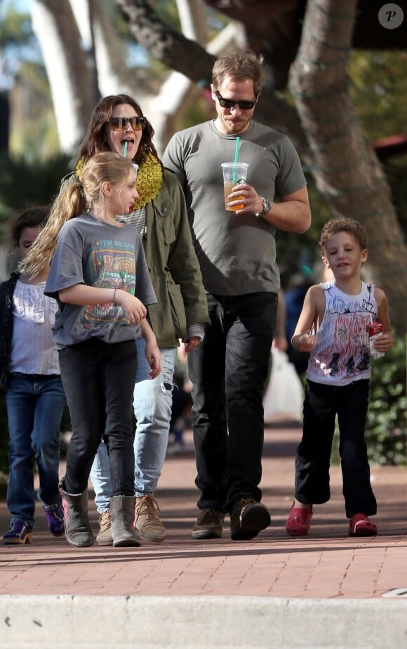 Drew Barrymore et son mari Will Kopelman profitent d'une belle journée ensoleillée à Santa Monica avec trois enfants. Photo prise le 24 novembre 2012. 