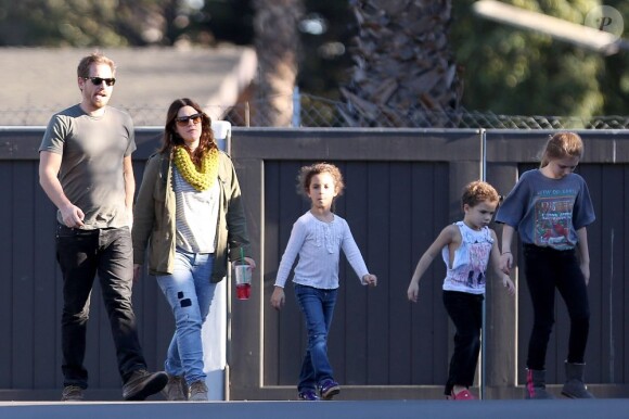Drew Barrymore et son mari Will Kopelman se sont promenés avec trois enfants à Santa Monica. Photo prise le 24 novembre 2012.