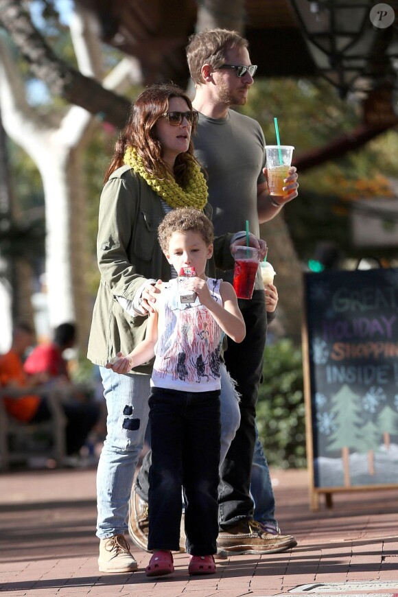Drew Barrymore et son mari Will Kopelman dégustent une boisson Starbucks à Santa Monica. Photo prise le 24 novembre 2012.