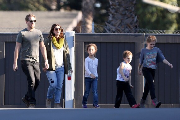 Drew Barrymore et son mari Will Kopelman profitent d'une belle journée ensoleillée à Santa Monica. Apparemment le couple a gardé trois enfants lors de cette journée. Photo prise le 24 novembre 2012.