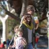 Drew Barrymore et son mari Will Kopelman profitent d'une belle journée ensoleillée à Santa Monica avec trois enfants. Photo prise le 24 novembre 2012.