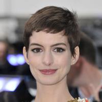 Anne Hathaway : Les cheveux courts, elle avoue ressembler ''à son frère gay''