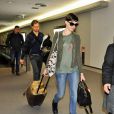 Anne Hathaway et son compagnon Adam Shulman arrivent à l'aéroport Narita de Chiba, le 26 novembre 2012.