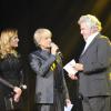 Roland Magdane (Grand Prix de l'humour) entouré des présentateurs Louise Ekland et Dave à la remise des Grands Prix de la Sacem au Casino de Paris, le 26 novembre 2012.