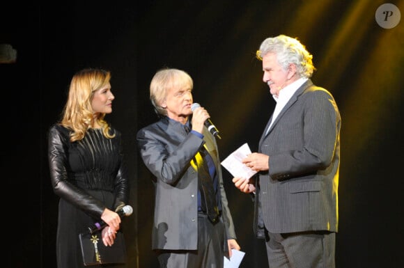 Roland Magdane (Grand Prix de l'humour) entouré des présentateurs Louise Ekland et Dave à la remise des Grands Prix de la Sacem au Casino de Paris, le 26 novembre 2012.