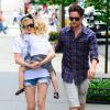 Ashlee Simpson quitte un restaurant avec son chéri Vincent Piazza et son fils Bronx à New York le 25 juillet 2012.