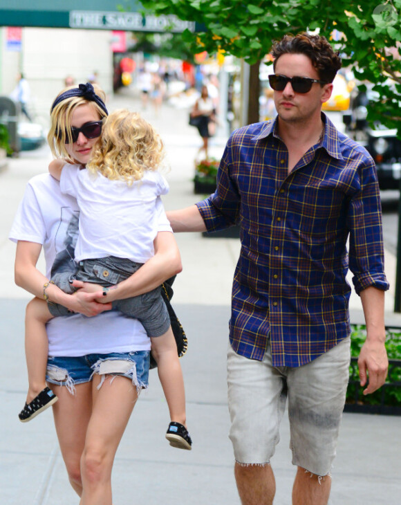 Ashlee Simpson quitte un restaurant avec son chéri Vincent Piazza et son fils Bronx à New York le 25 juillet 2012.
