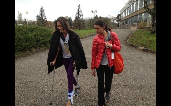 Déborah Trichet, Miss Champagne-Ardenne, blessée à la cheville marche à l'aide de béquilles - photo postée par Sylvie Tellier sur Twitter le mardi 27 novembre 2012
