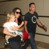 Alanis Morissette, Mario Treadway et leurs fils Ever à l'aéroport de Los Angeles, le 23 août 2012.