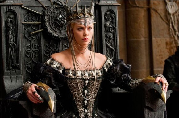 Charlize Theron, plus vilaine que jamais dans la peau de Ravenna, dans Blanche-Neige et le Chasseur.