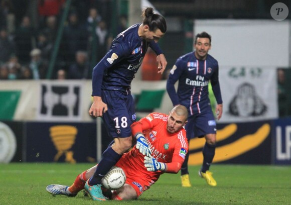 Zlatan Ibrahimovic stoppé par Stéphane Ruffier lors du match entre Saint-Etienne et le Paris Saint-Germain (0-0, 5-3 aux t.a.b) à Saint-Etienne au Stade Geoffrey-Guichard le 27 novembre 2012