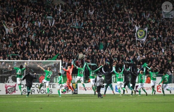 L'équipe de Saint-Etienne remercie son public après sa victoire face au Paris Saint-Germain (0-0, 5-3 aux t.a.b) à Saint-Etienne au Stade Geoffrey-Guichard le 27 novembre 2012