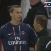 Zlatan Ibrahimovic très amical avec le quatrième arbitre lors de la rencontre entre Troyes et le PSG le 24 novembre 2012