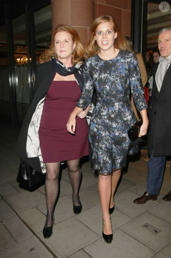 La princesse Beatrice d'York, en marge de la soirée des British Fashion Awards 2012 le 27 novembre à Londres, a dîné chez Cipriani avec sa mère Sarah Ferguson.