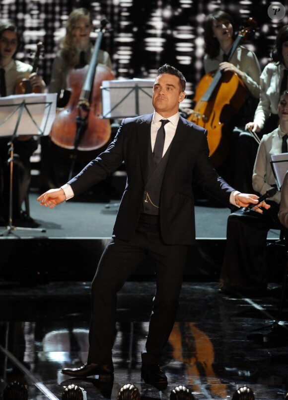 Robbie Williams sur scène pour le 100e gala du Royal Variety au Royal Albert Hall, à Londres, le 19 novembre 2012.
